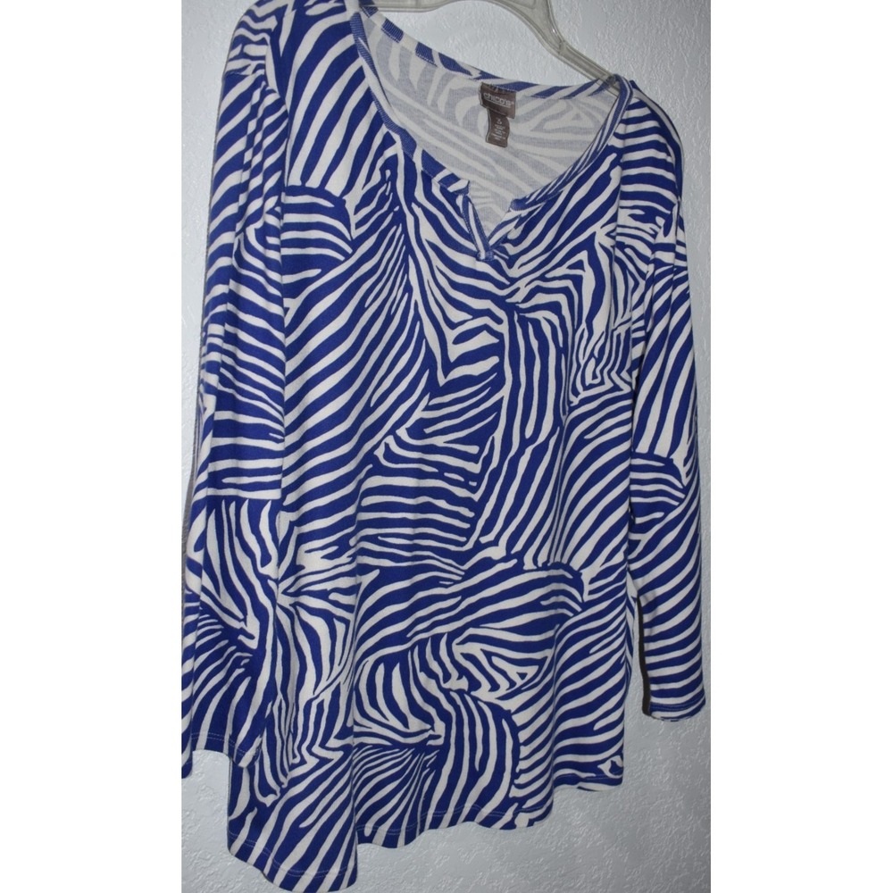 Chicos Skyler Split‎ Neck Stretch Knit Top 3/XL Blue White Abstract Artsy Print